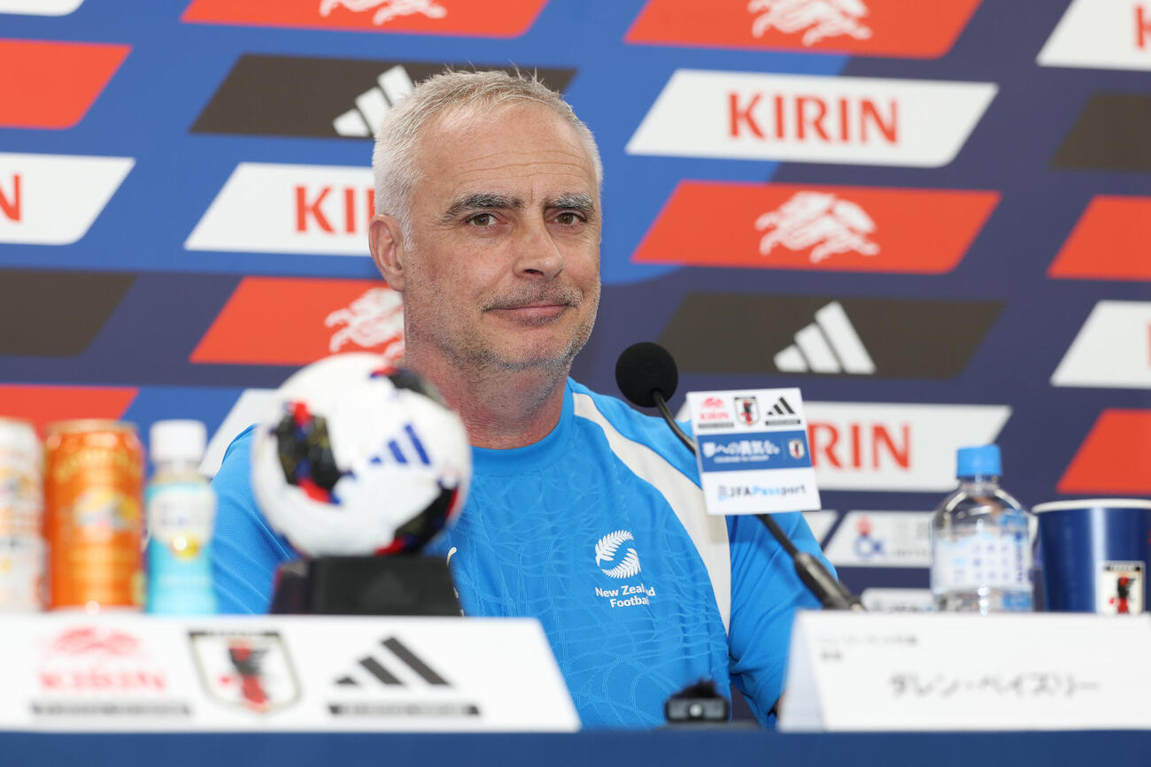 日本戦に向け、前日会見に臨むニュージーランドのダレン・ベイズリー監督（撮影・宮地輝）