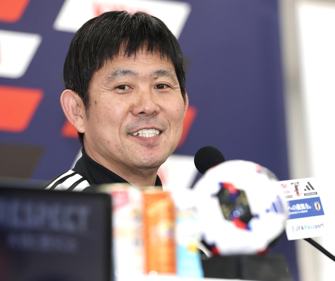 ニュージーランド戦に向け、前日会見で笑顔を見せる森保一監督（撮影・宮地輝）