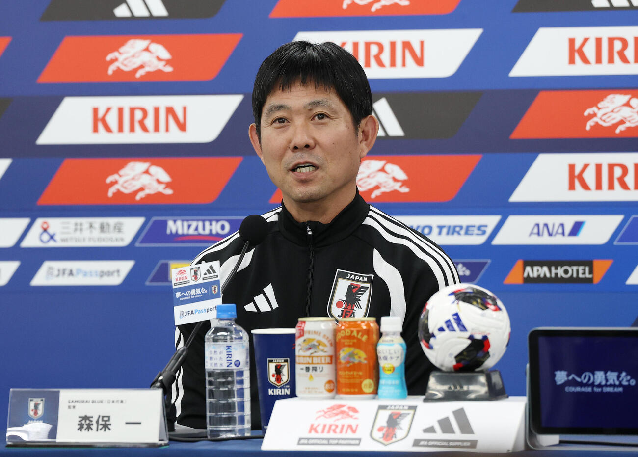 ニュージーランド戦に向け、前日会見で記者からの質問に答える森保一監督（撮影・宮地輝）