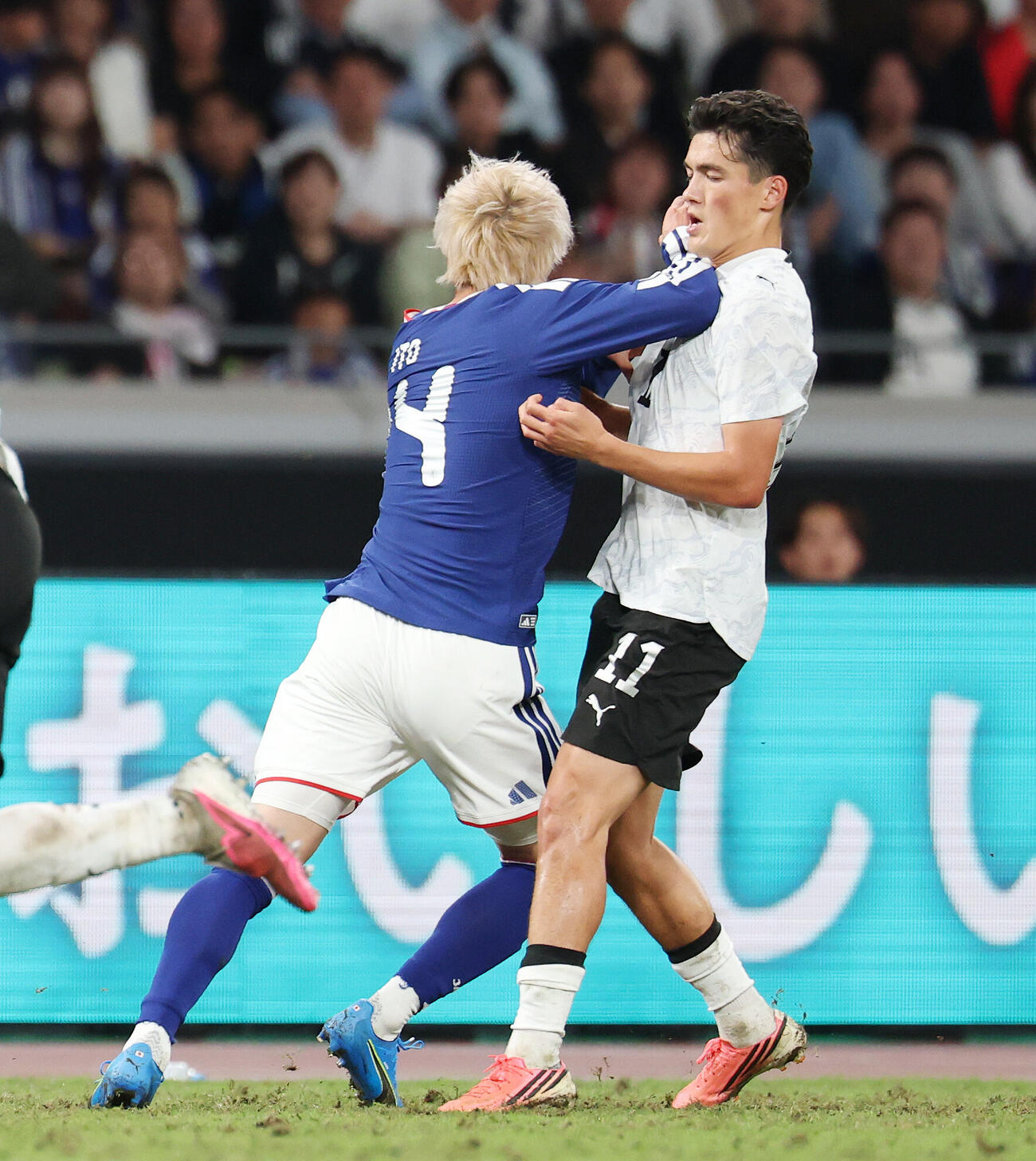 日本対ニュージーランド　後半、小競り合いをする伊東純也（左）とジャスト（撮影・宮地輝）