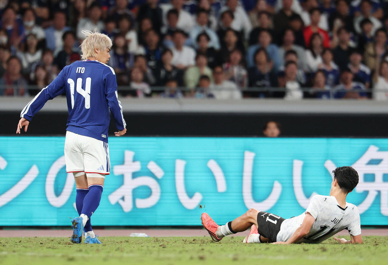 日本対ニュージーランド　後半、小競り合いをする伊東純也（左）とジャスト（撮影・宮地輝）
