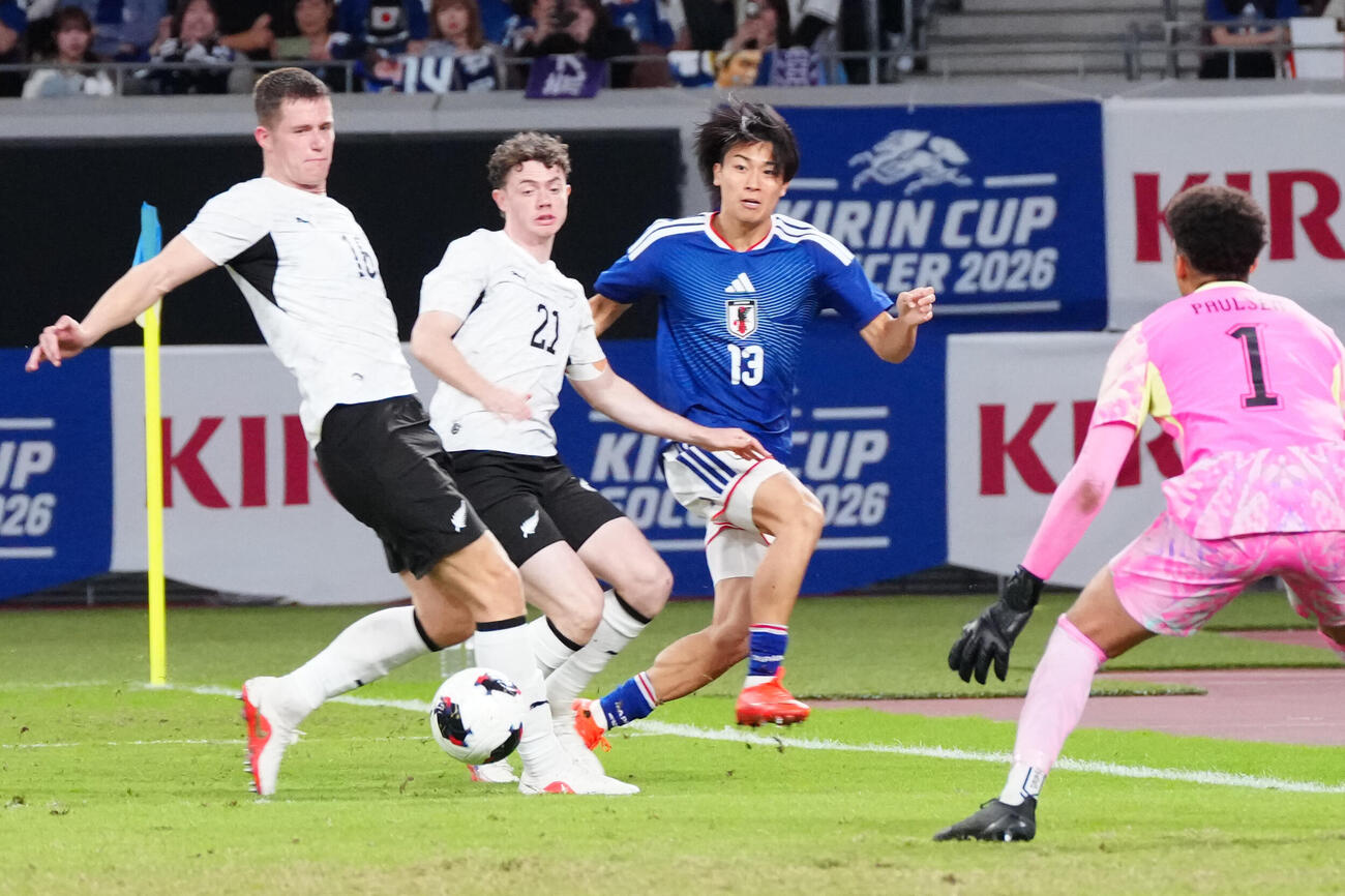 日本対ニュージーランド　後半、アシストとなるパスを出す中村敬斗（撮影・江口和貴）