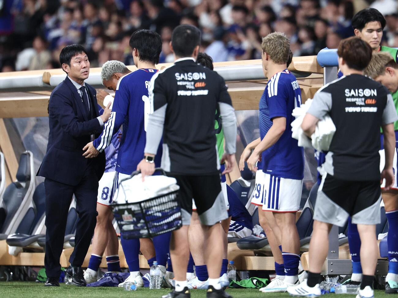 日本対ニュージーランド　勝利した日本の森保監督は選手らとタッチする（撮影・宮地輝）