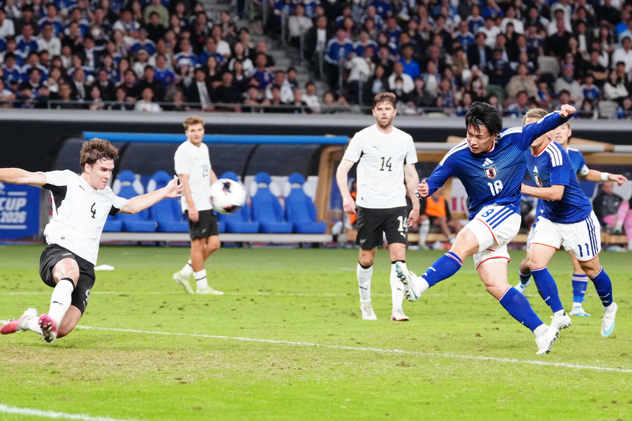 日本対ニュージーランド　前半、先制ゴールを決める上田綺世（撮影・江口和貴）