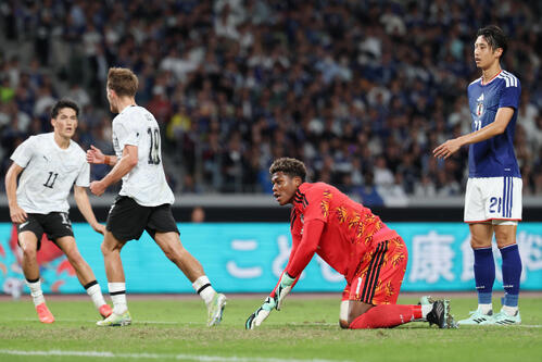 日本対ニュージーランド 前半、オールド(左から2人目)に同点ゴールを決められたGK鈴木彩艶(右から2人目)(撮影・宮地輝)