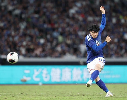日本対ニュージーランド 後半、シュートを放つ田中碧(撮影・宮地輝)