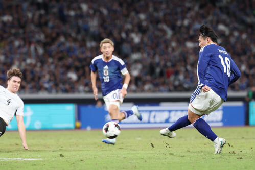 日本対ニュージーランド 後半、上田綺世が自身2点目となるゴールを決めたかに思われたが、判定はオフサイド(撮影・宮地輝)