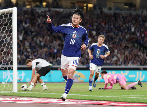 日本対ニュージーランド 後半、上田綺世が自身2点目となるゴールを決めたかに思われたが、判定はオフサイド(撮影・宮地輝)