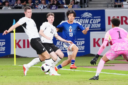 日本対ニュージーランド 後半、アシストとなるパスを出す中村敬斗(撮影・江口和貴)