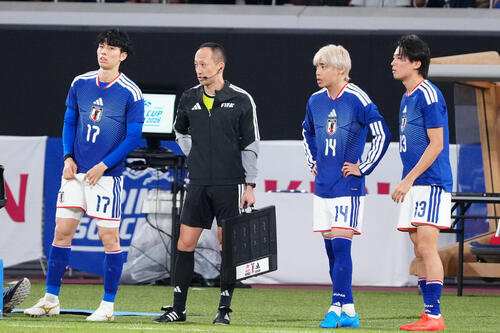 日本対ニュージーランド 後半、交代を待つ、左から田中碧、1人おいて伊東純也、中村敬斗(撮影・江口和貴)