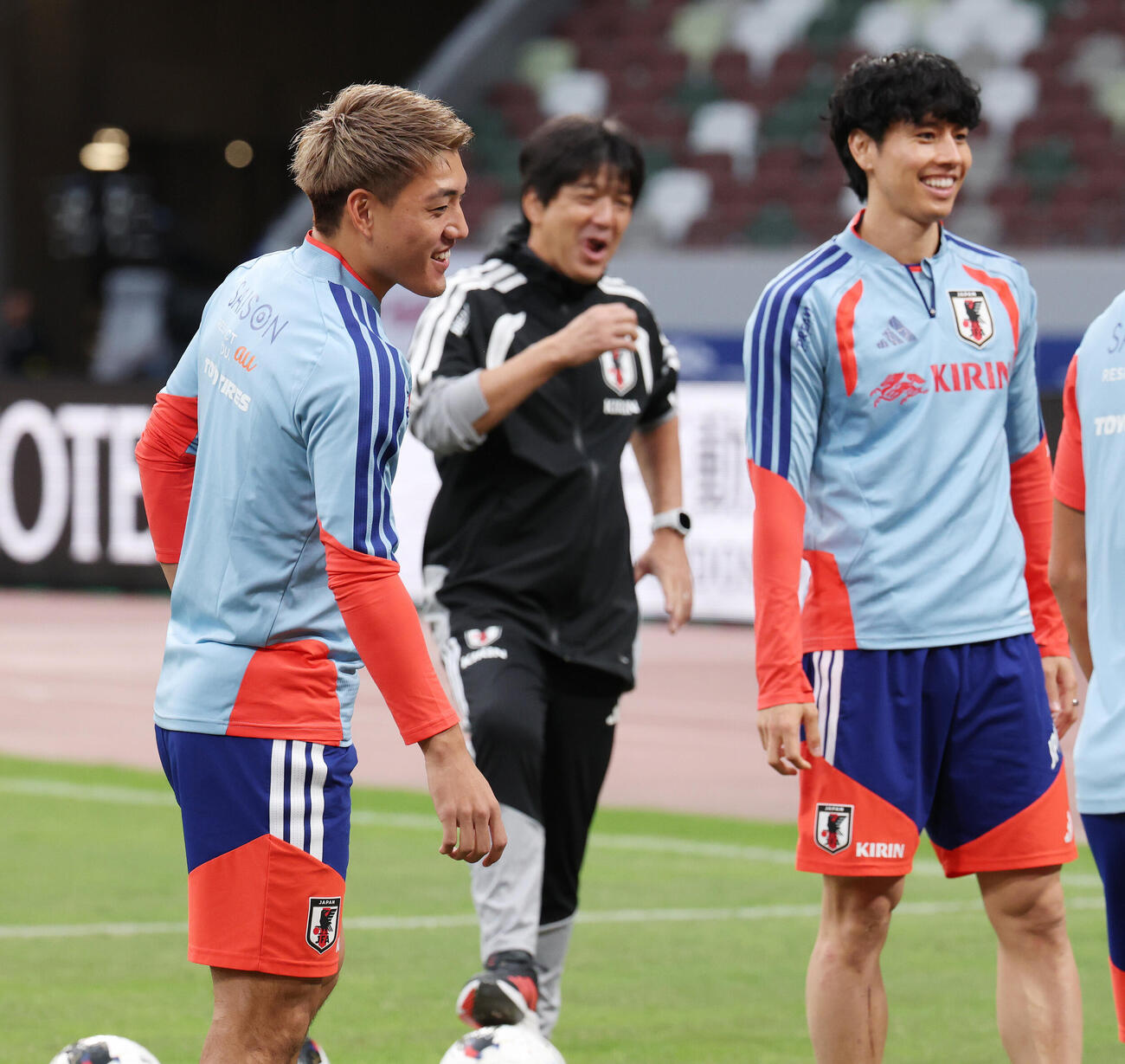 ニュージーランド戦に向け前日練習で笑顔を見せる堂安律（撮影・宮地輝）