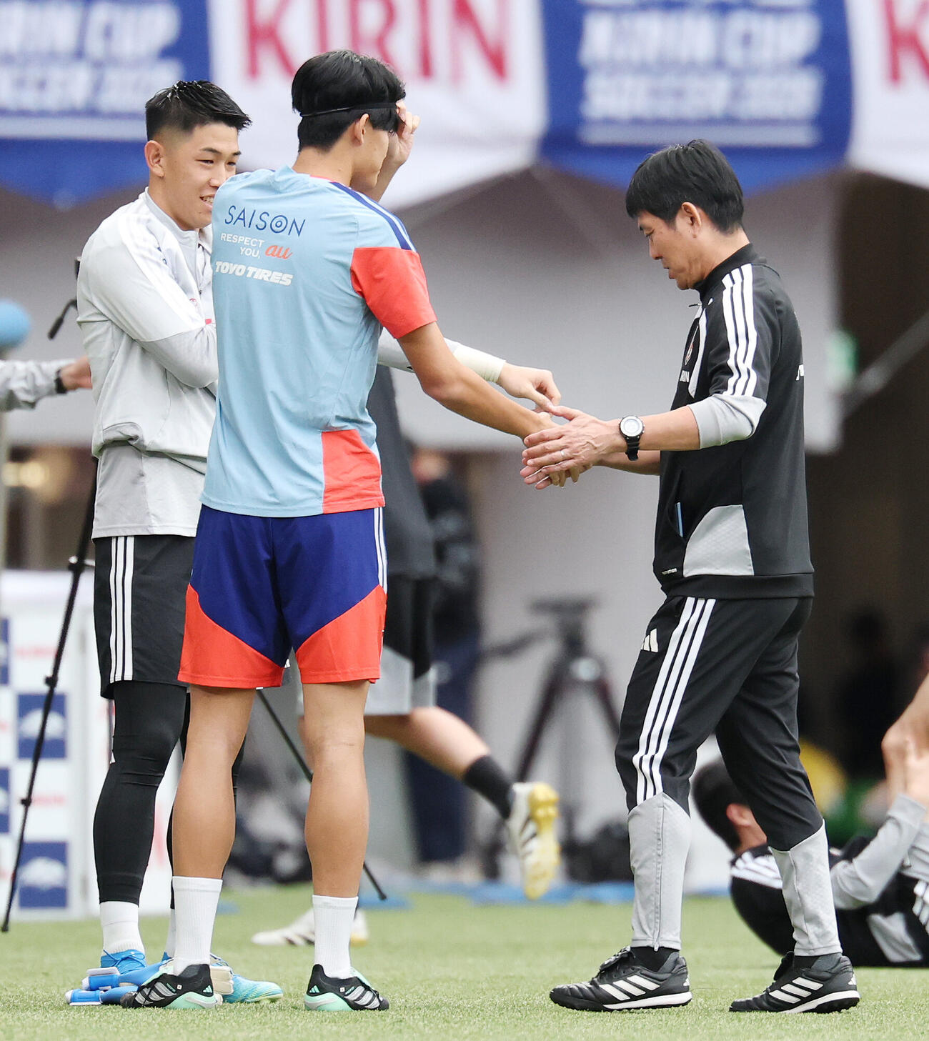 公式練習前、GK早川友基（左）と後藤啓介（中央）と握手を交わす森保一監督（撮影・宮地輝）