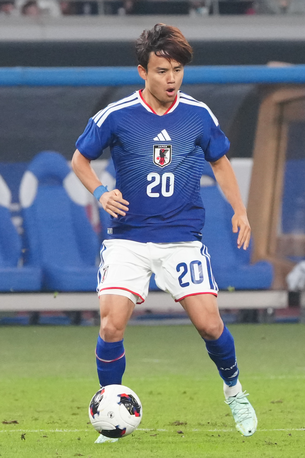 日本対ニュージーランド　前半、攻め込む久保建英（撮影・江口和貴）