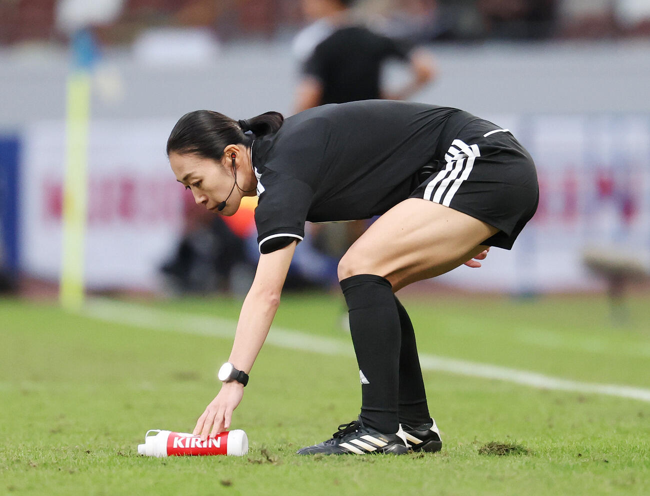 エクアドル対パナマ　後半、ピッチに残ったボトルを拾う山下良美第4の審判員（撮影・宮地輝）