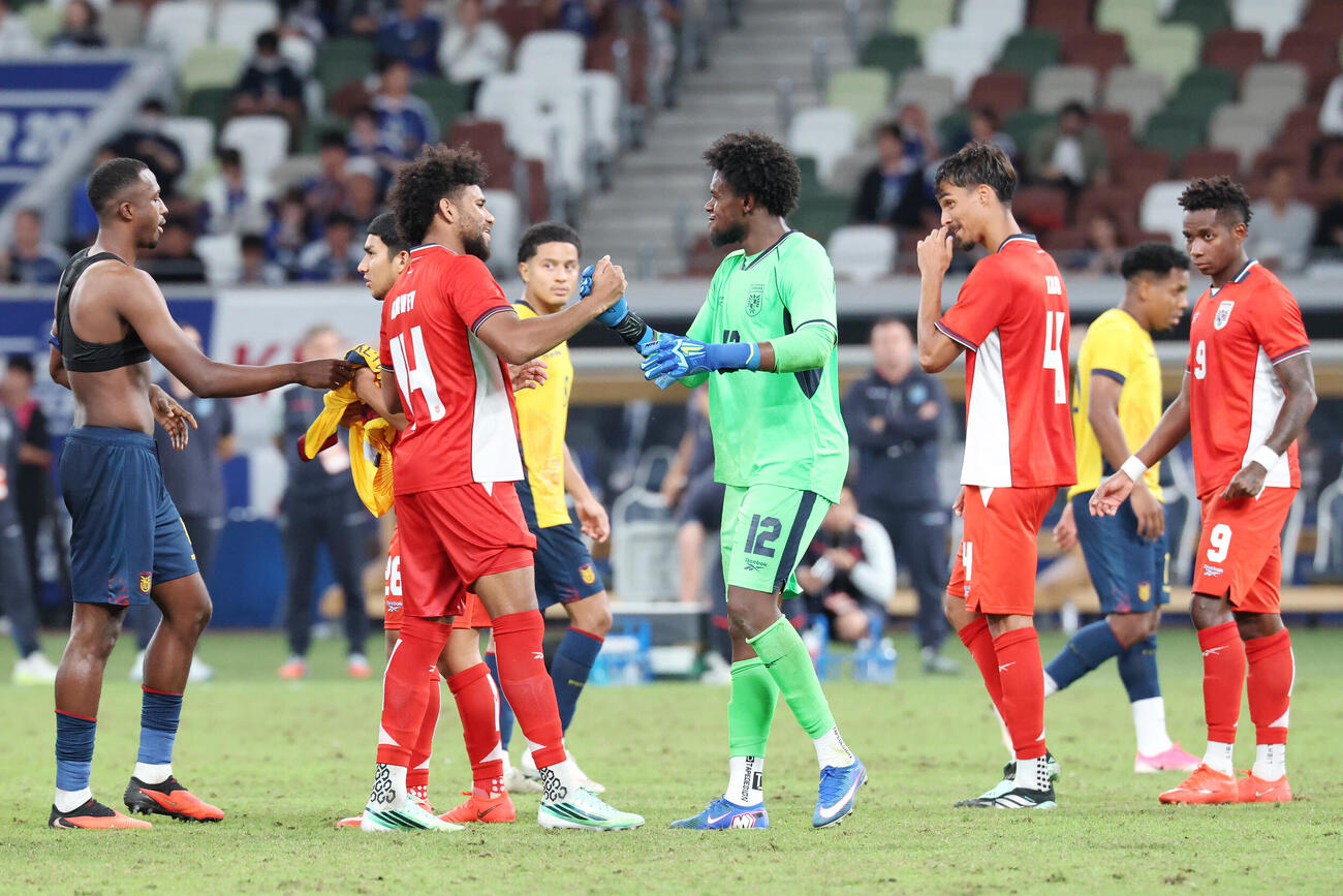 エクアドル対パナマ　PK戦でシュートを止め勝利しチームメートと喜ぶパナマのGKエディー・ロベルツ（中央）（撮影・宮地輝）