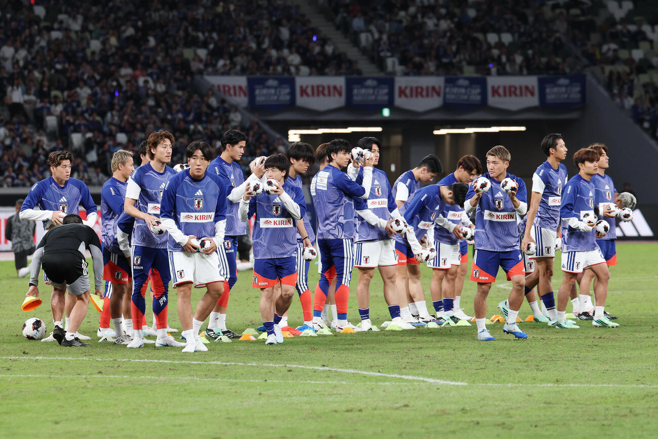 日本対ニュージーランド　試合前、ウオーミングアップに向かう日本代表の選手たち（撮影・宮地輝）