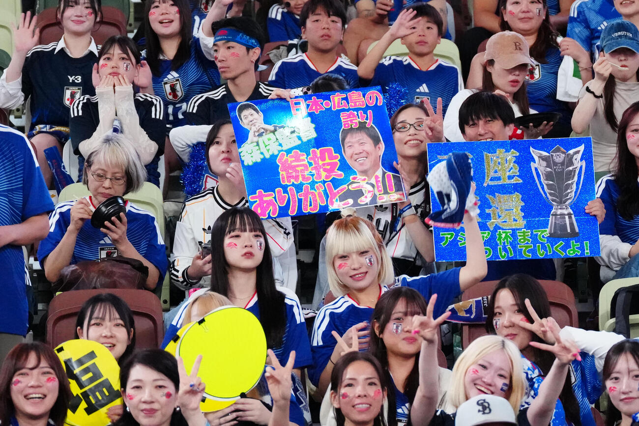 日本対ニュージーランド　試合前、森保一監督に感謝する観客（撮影・江口和貴）