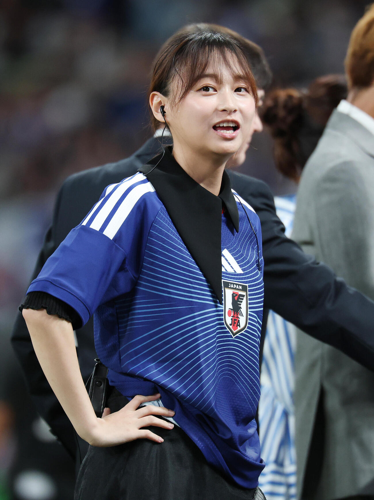日本対ニュージーランド　試合前、中継に臨む影山優佳（撮影・宮地輝）