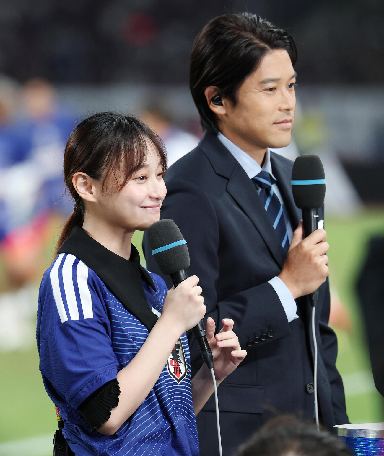 日本対ニュージーランド　試合前、中継を行う影山優佳（左）と内田篤人氏（撮影・宮地輝）