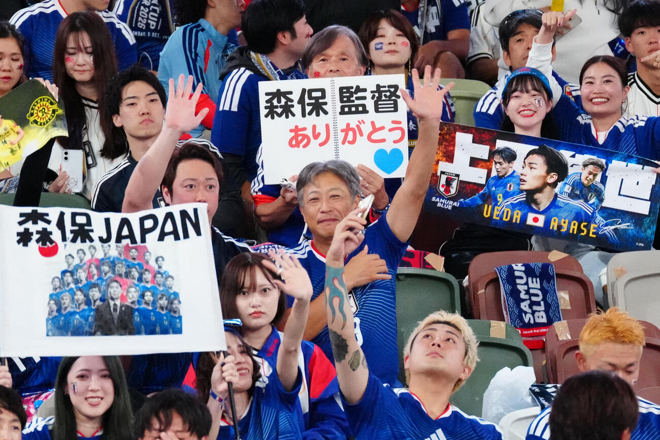 日本対ニュージーランド　試合前、森保一監督に感謝する観客（撮影・江口和貴）