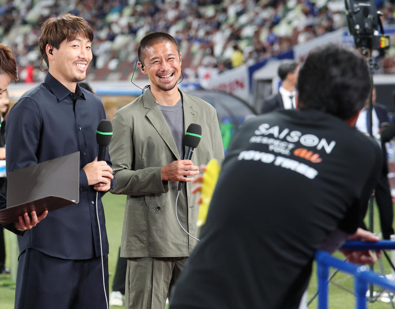 日本対ニュージーランド　中継を名波浩コーチ（手前）が見守り、笑顔を見せる町田昌子源（左）と坪井慶介氏（撮影・宮地輝）