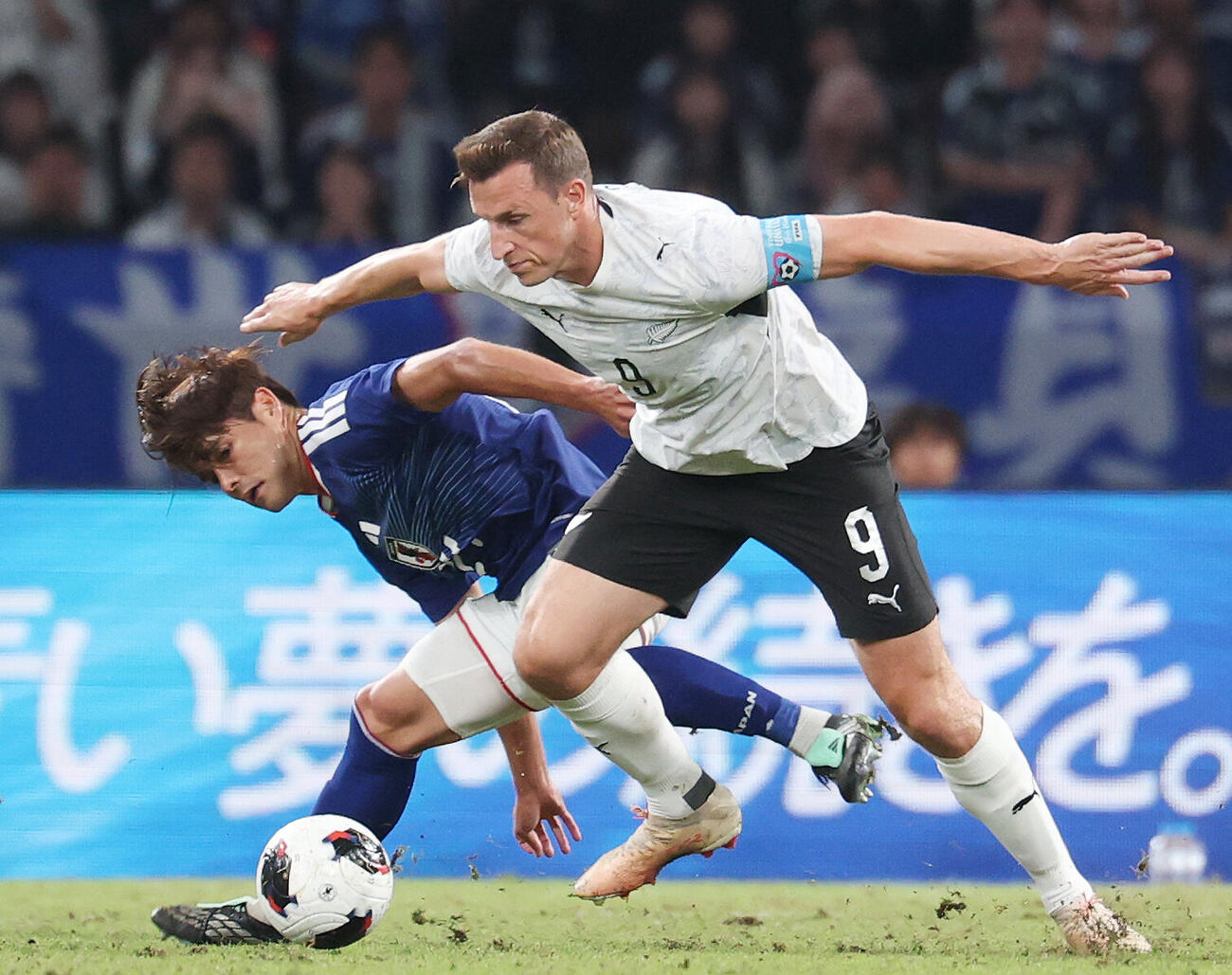 日本対ニュージーランド　前半、競り合う佐野航大とクリス・ウッド（撮影・宮地輝）
