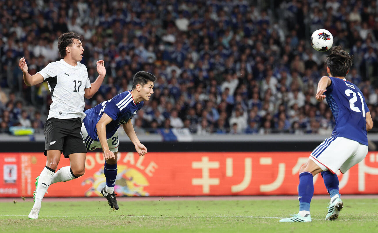 日本対ニュージーランド　前半、ヘディングする鈴木淳之介（撮影・宮地輝）