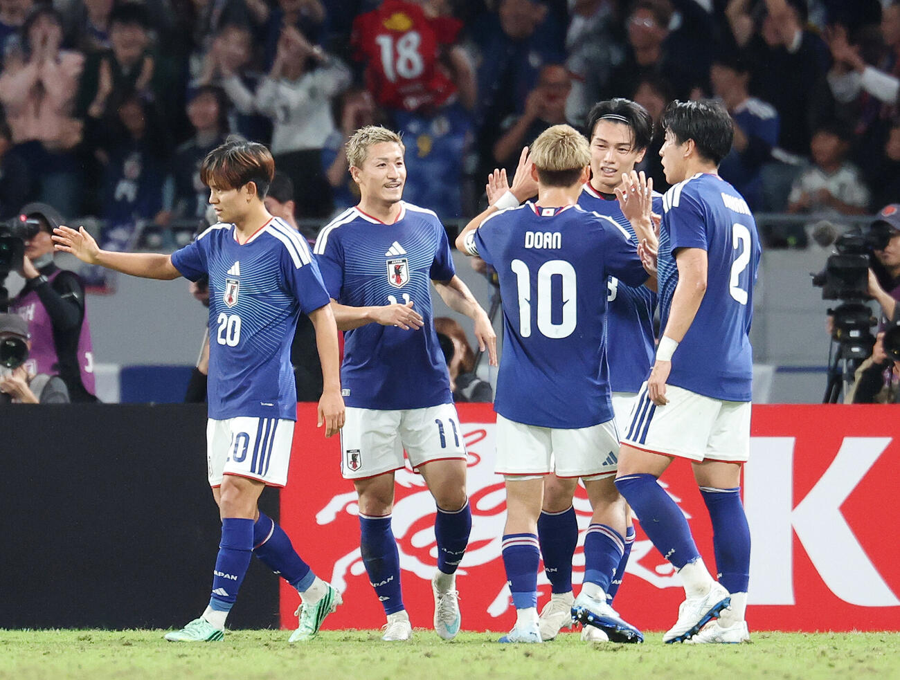 日本対ニュージーランド　前半、ゴールを決め祝福される上田綺世（右から2人目）（撮影・宮地輝）