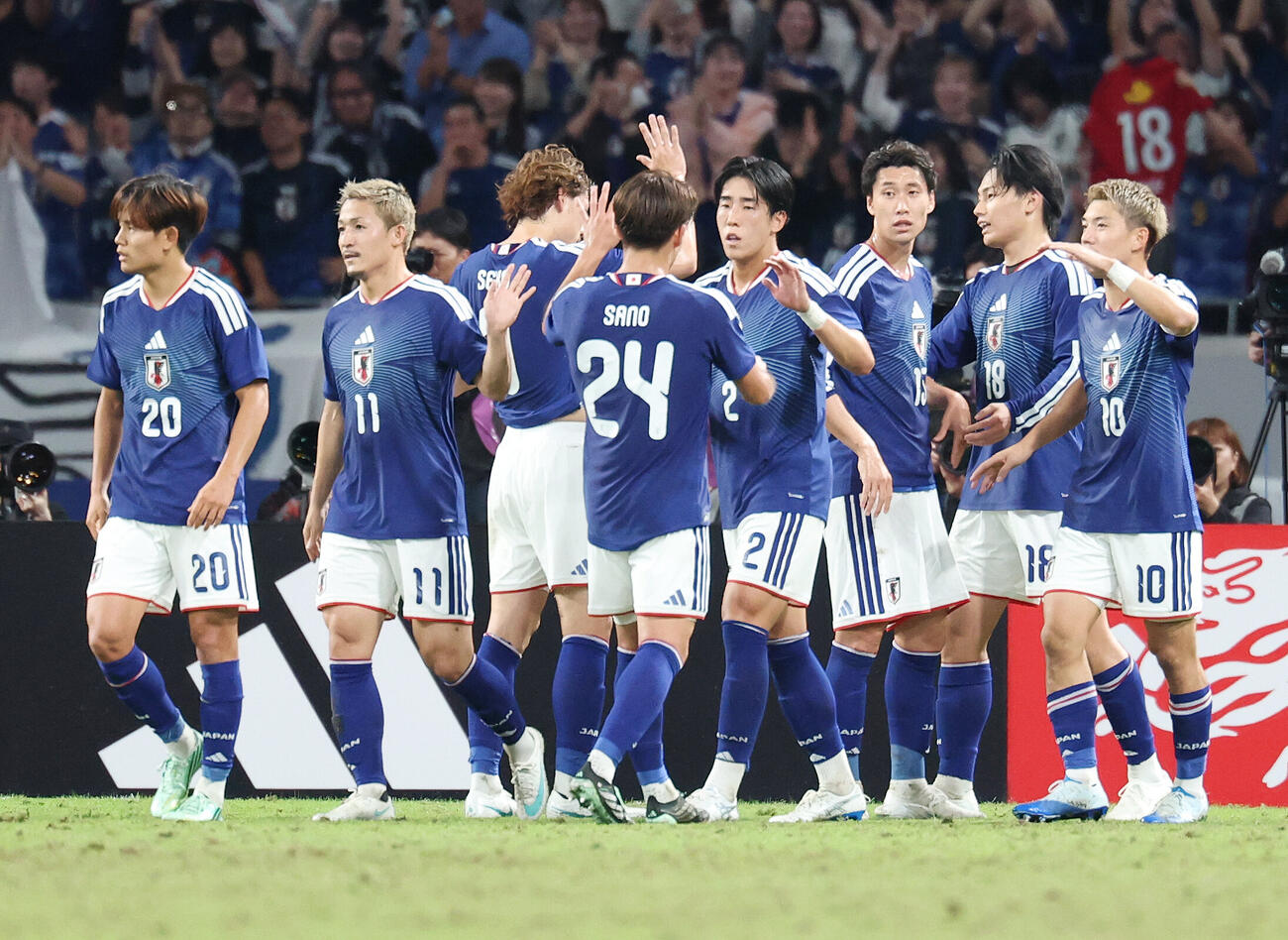 日本対ニュージーランド　前半、ゴールを決め祝福される上田綺世（右から2人目）（撮影・宮地輝）
