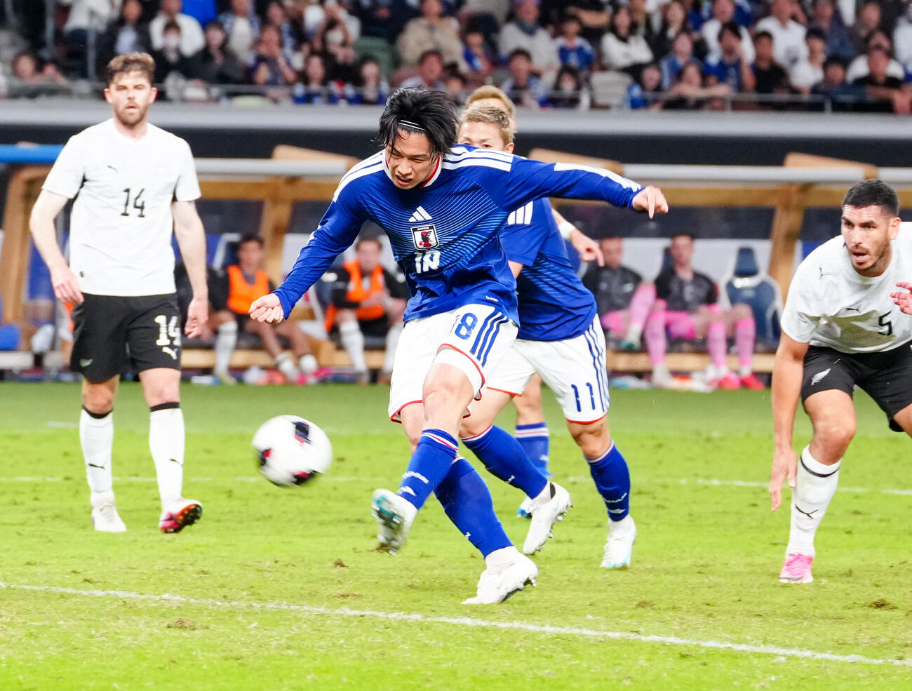 日本対ニュージーランド　前半、先制ゴールを決める上田綺世（撮影・江口和貴）