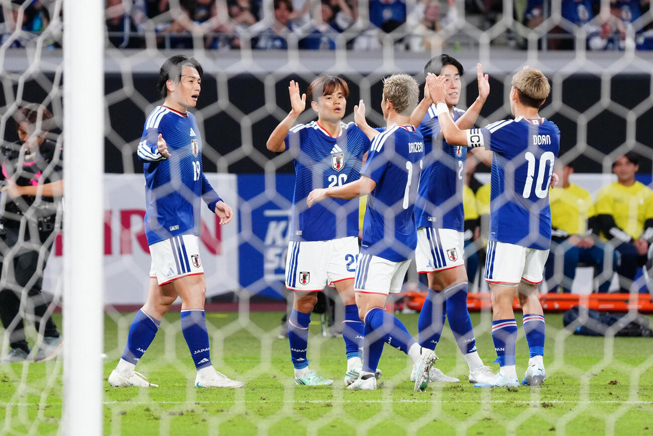 日本対ニュージーランド　前半、先制ゴールを決め仲間と喜ぶ上田綺世（左端）（撮影・江口和貴）