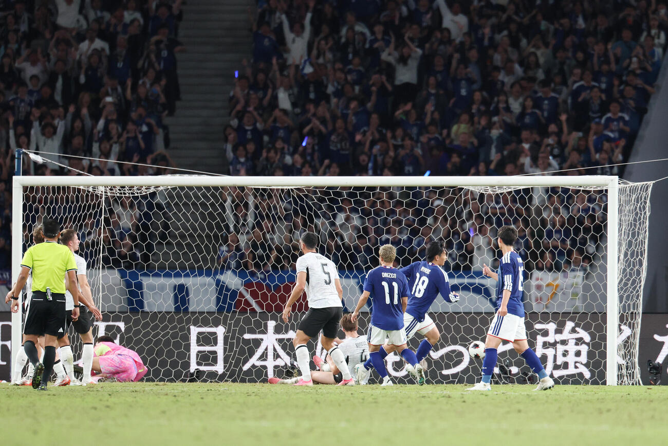 日本対ニュージーランド　前半、先制ゴールを決め駆け出す上田綺世（右から2人目）（撮影・宮地輝）
