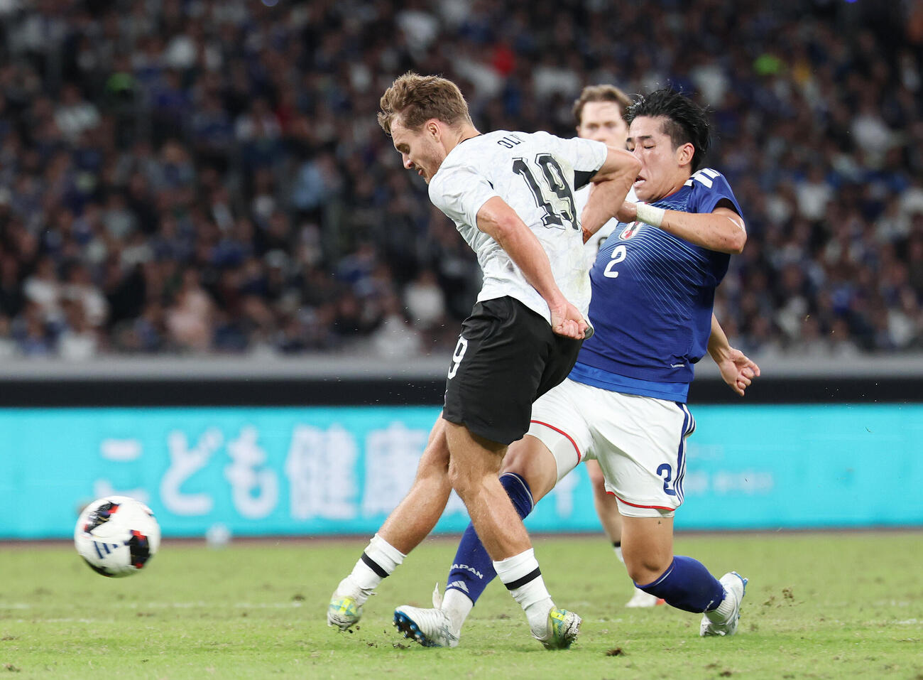 日本対ニュージーランド　前半、同点ゴールを決めるオールド、右は中野就斗（撮影・宮地輝）