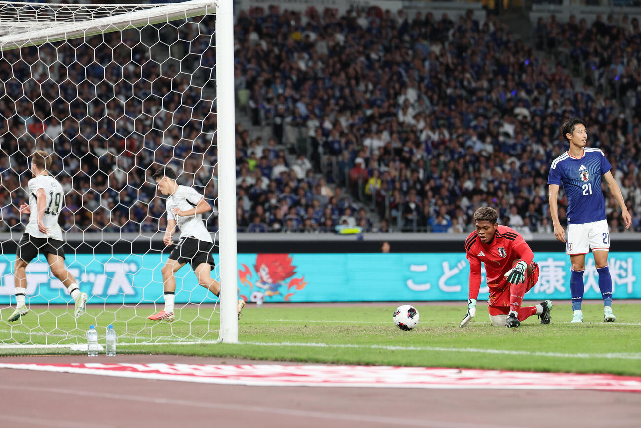 日本対ニュージーランド　前半、オールドに同点ゴールをきめれたGK鈴木彩艶と伊藤洋輝（右端）（撮影・宮地輝）