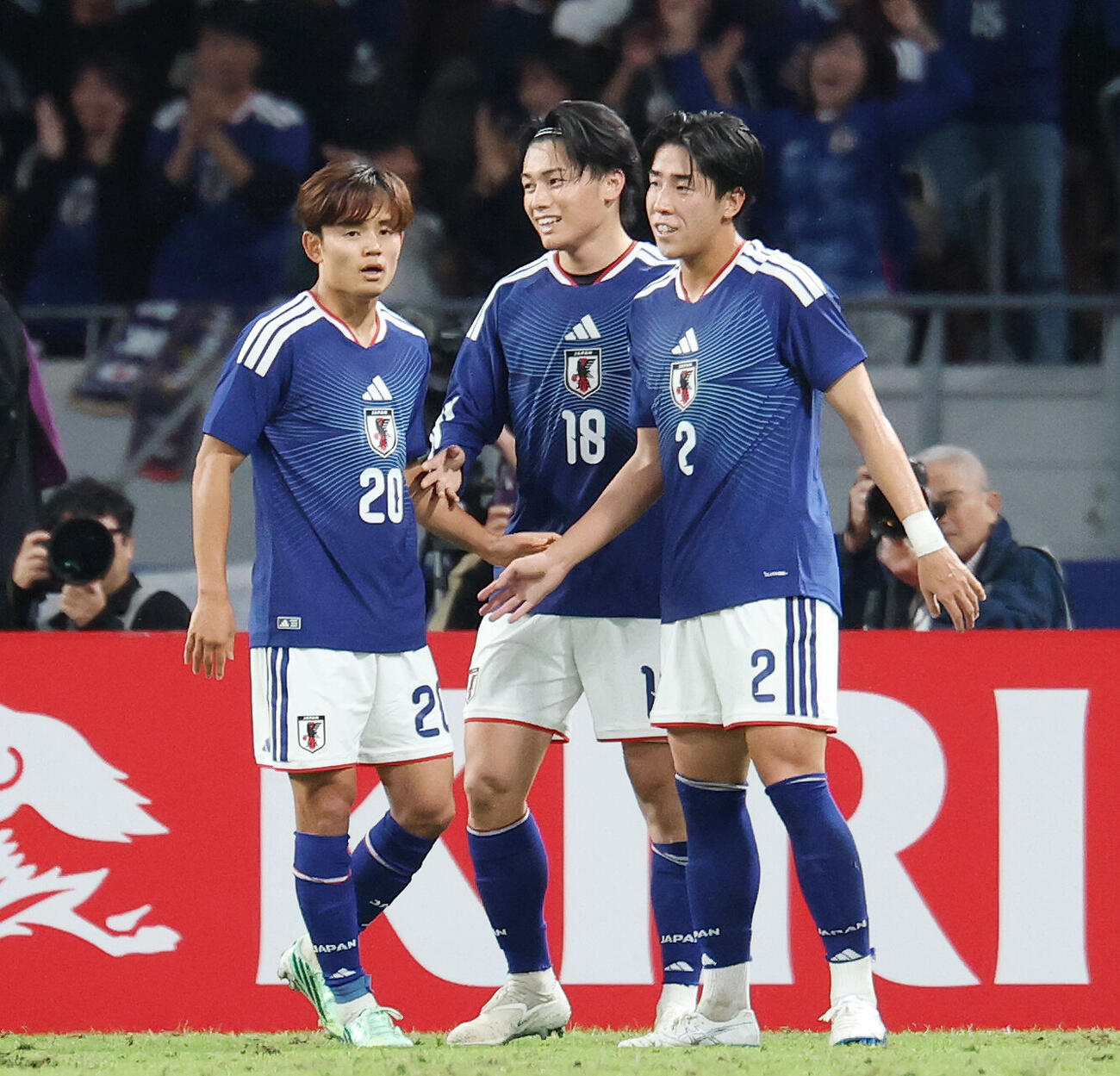 日本対ニュージーランド　前半、ゴールを決め喜ぶ上田綺世。左は久保建英、右は中野就斗（撮影・宮地輝）