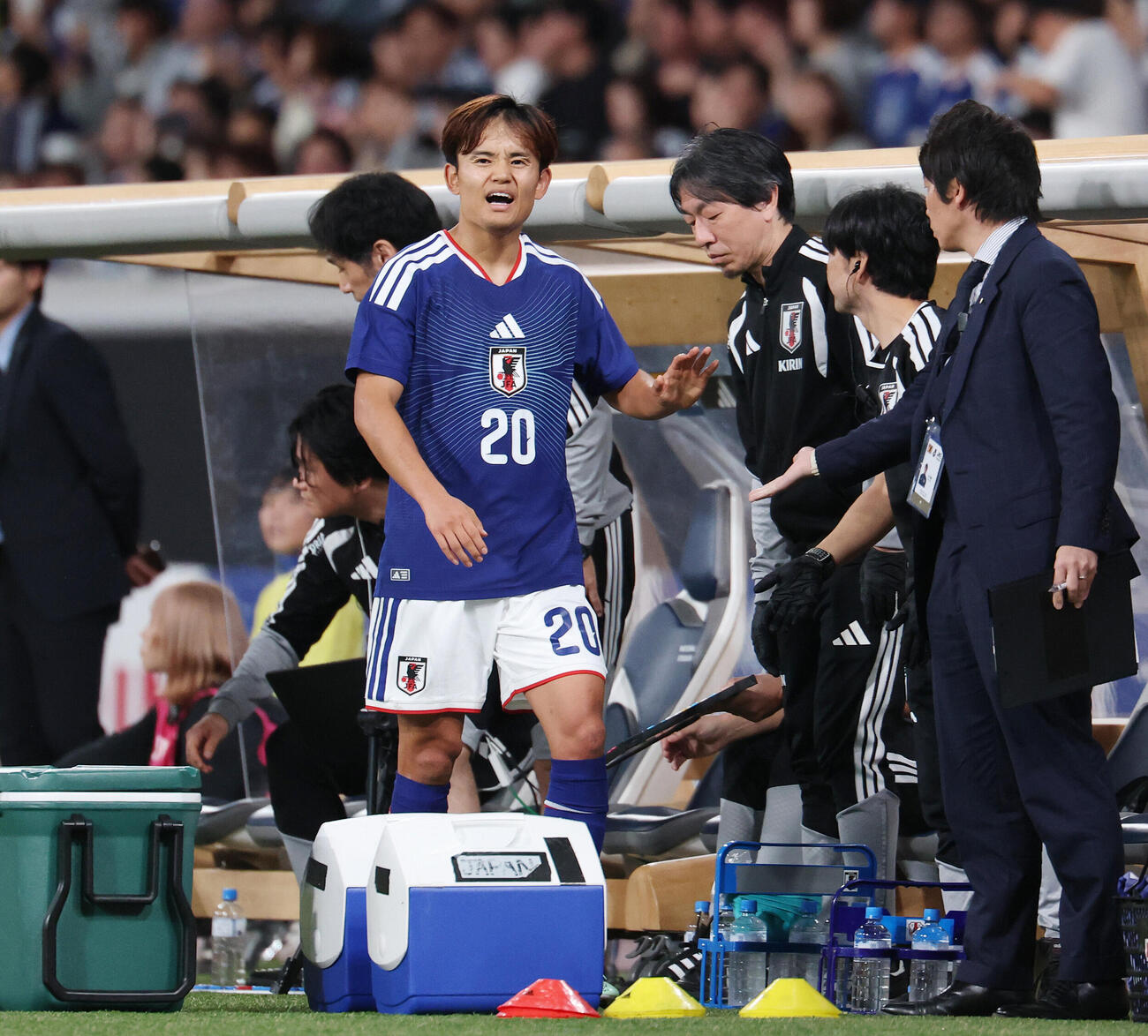 日本対ニュージーランド　後半、途中交代した久保建英はスタッフとタッチを交わす（撮影・宮地輝）