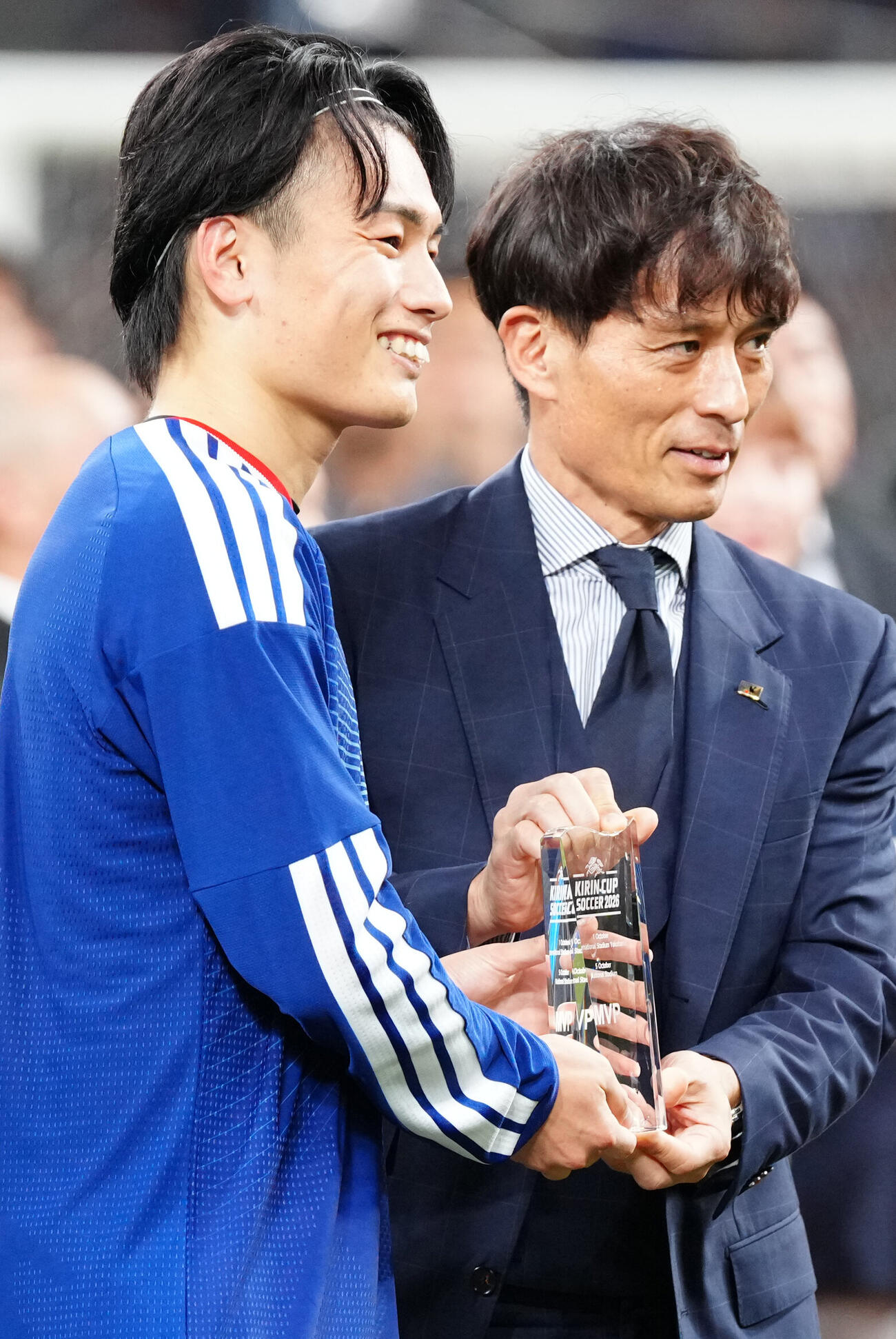 日本対ニュージーランド　MVPに輝き、日本サッカー協会宮本恒靖会長（右）と写真に納まる上田綺世（撮影・江口和貴）