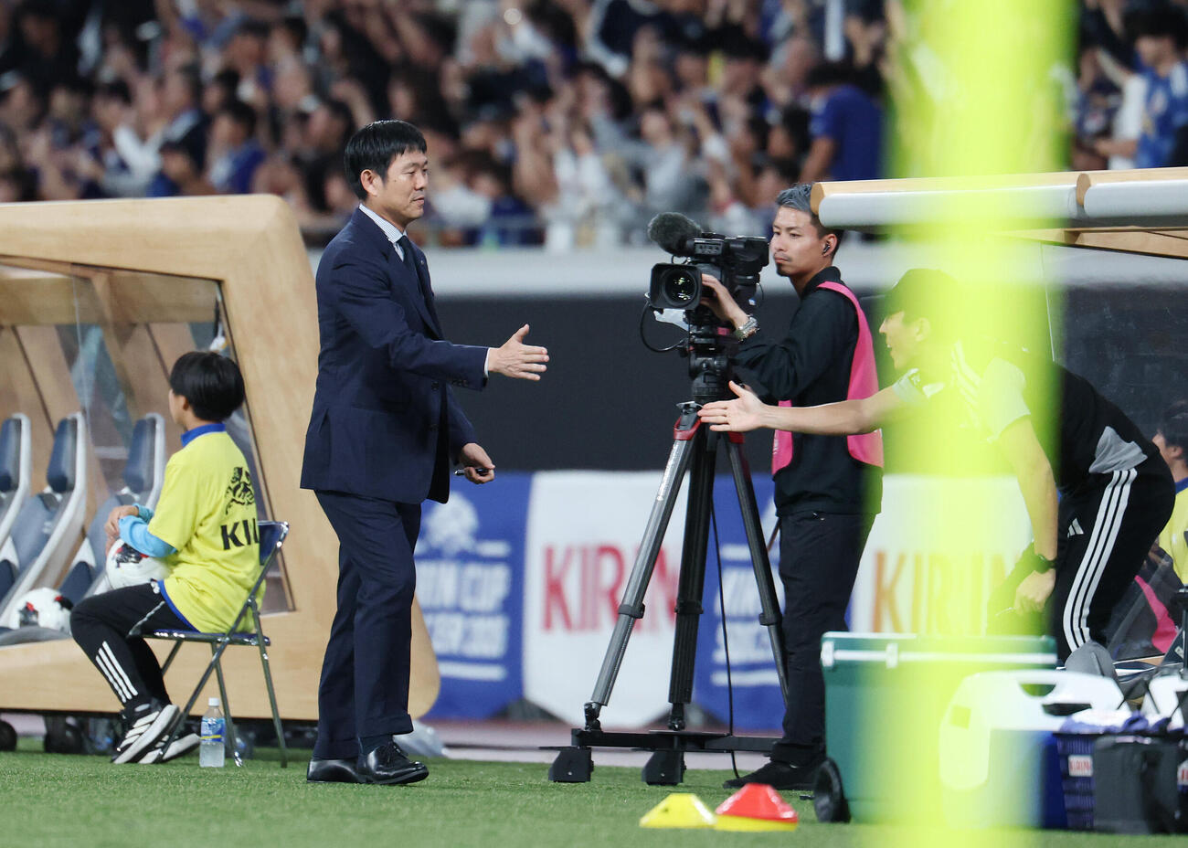 日本対ニュージーランド　前半、上田綺世の先制ゴールで、スタッフと握手を交わす森保一監督（撮影・宮地輝）