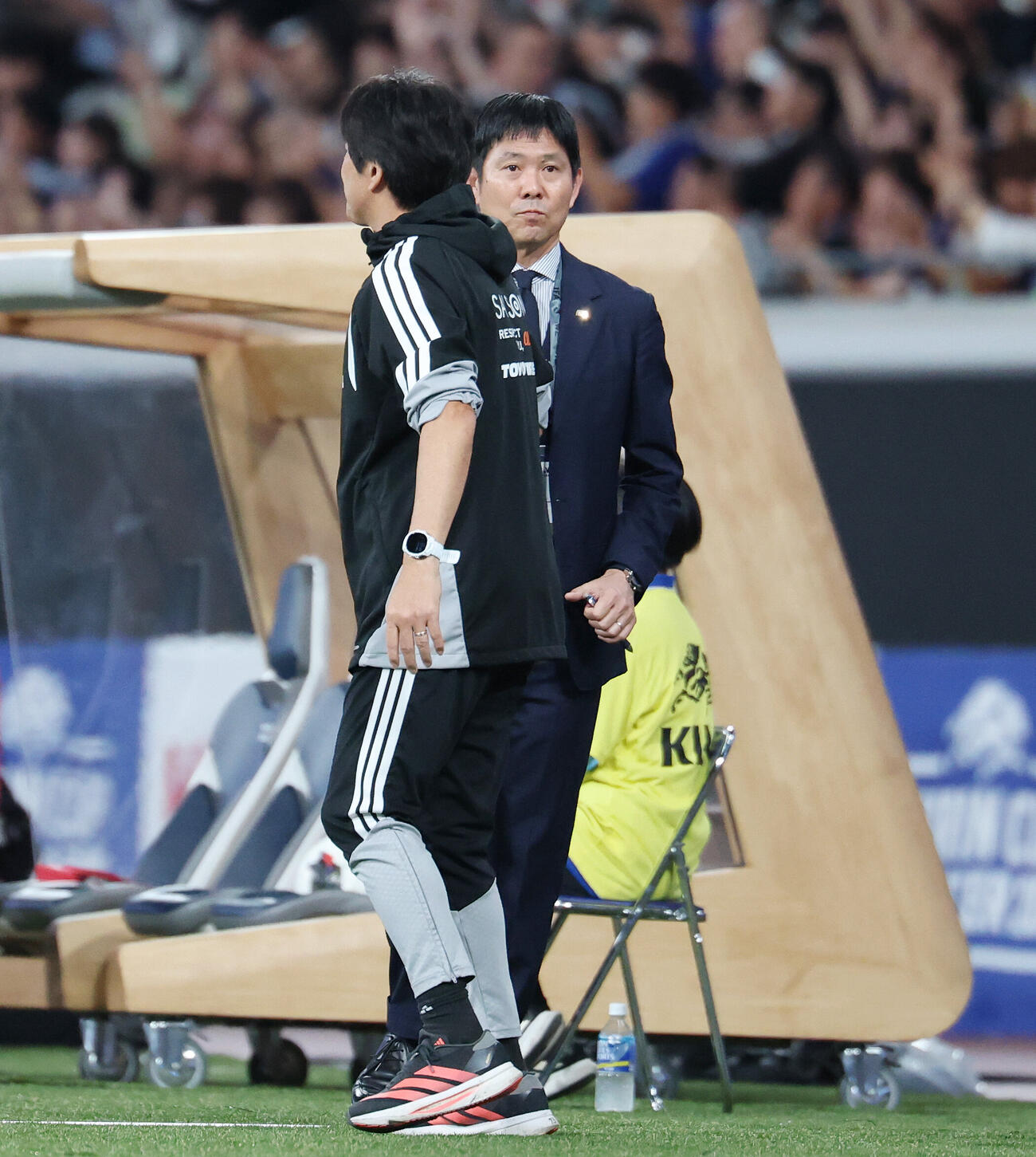 日本対ニュージーランド　前半、上田綺世の先制ゴールで、名波浩コーチと握手を交わす森保一監督（撮影・宮地輝）