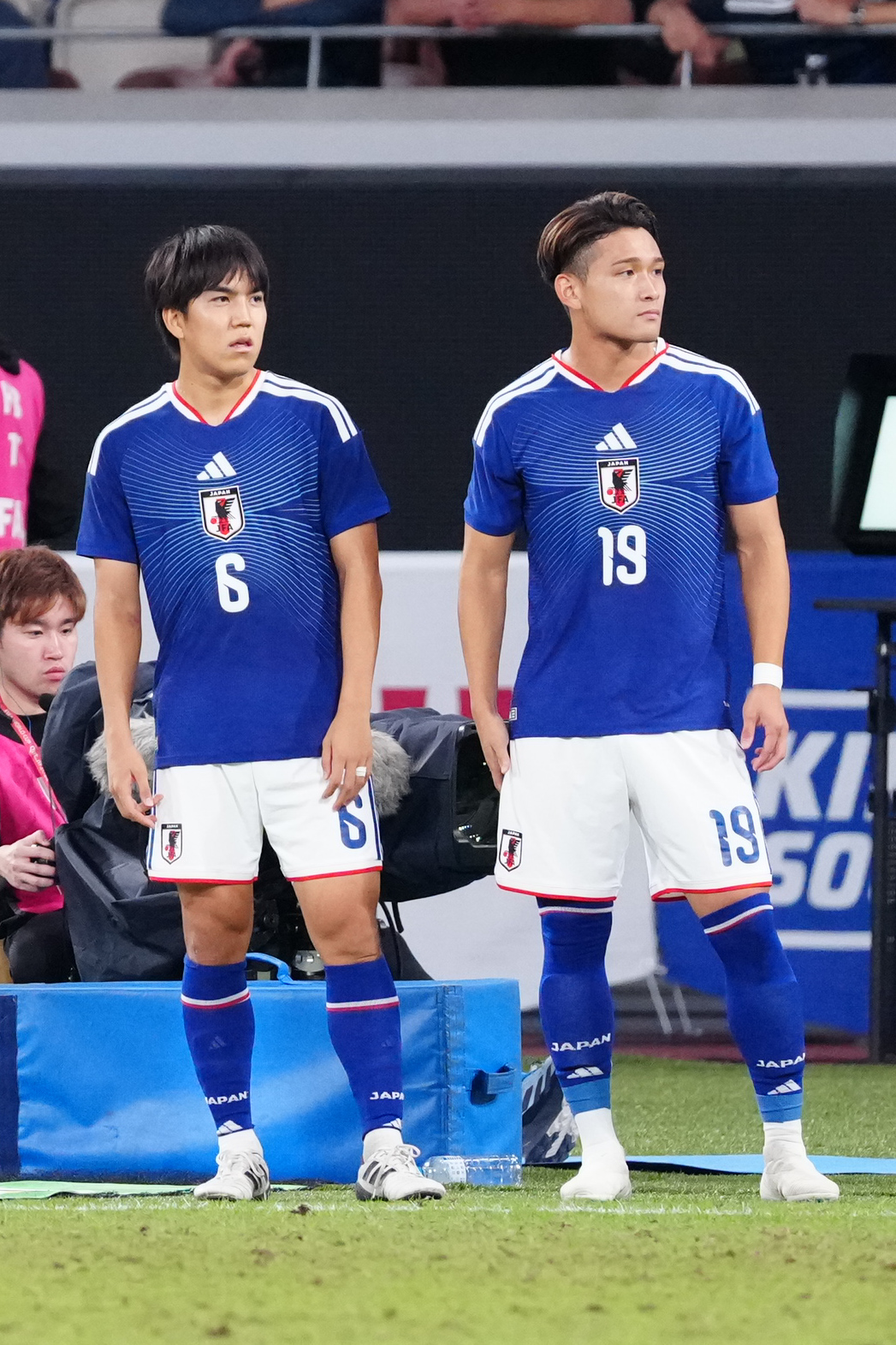 日本対ニュージーランド　後半、交代を待つ田中聡（左）と松木玖生（撮影・江口和貴）