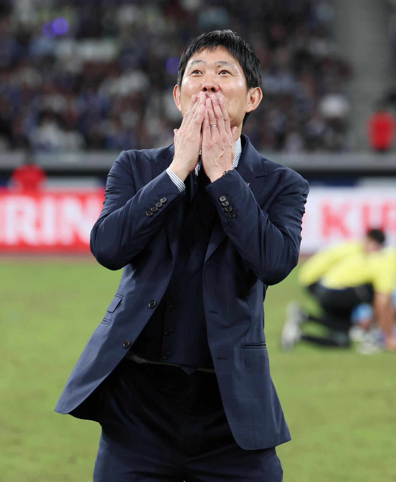 日本対ニュージーランド　国内ラストマッチを勝利で飾りスタンドに投げキッスする森保一監督（撮影・宮地輝）