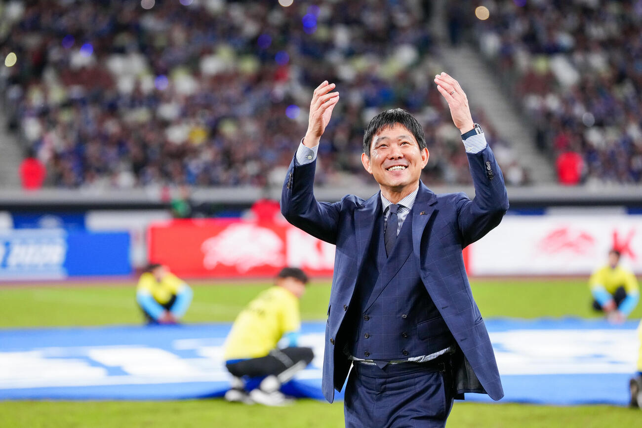 日本対ニュージーランド　表彰式後、スタンドに向かって投げキッスする森保一監督（撮影・江口和貴）