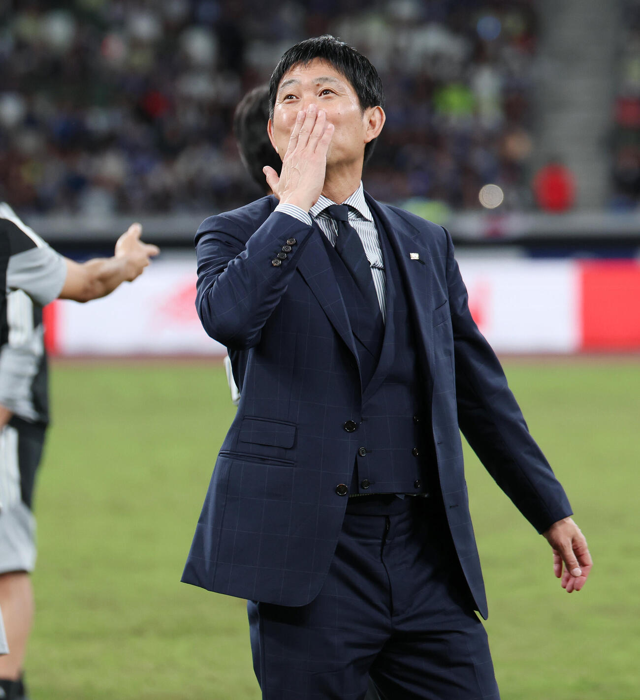 日本対ニュージーランド　国内ラストマッチを勝利で飾りスタンドに投げキッスする森保一監督（撮影・宮地輝）
