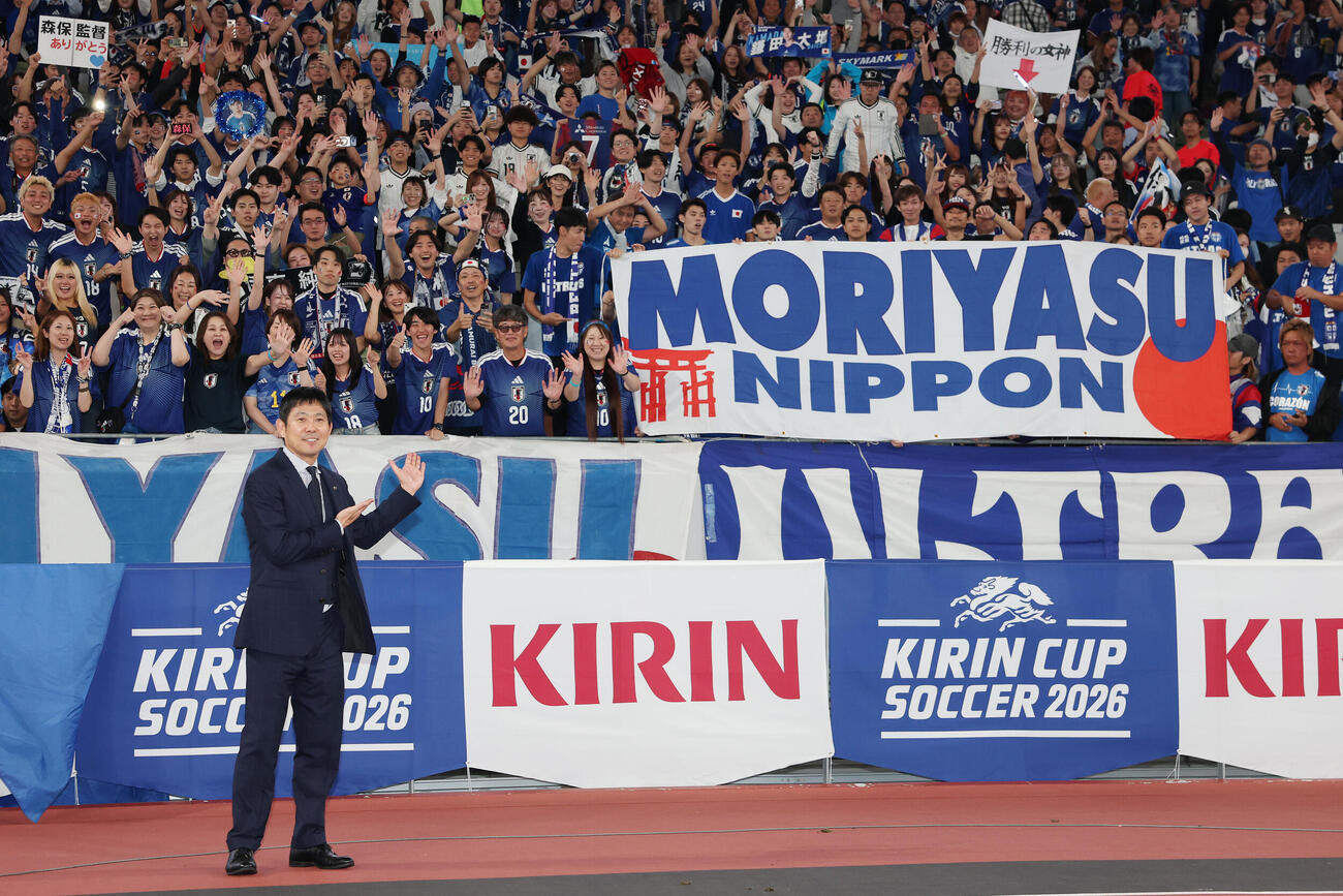日本対ニュージーランド　国内ラストマッチを勝利で飾りサポーターと記念撮影する森保一監督（撮影・宮地輝）