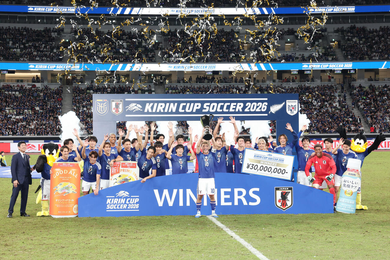 日本対ニュージーランド　キリン杯で優勝し歓喜する日本代表（撮影・宮地輝）