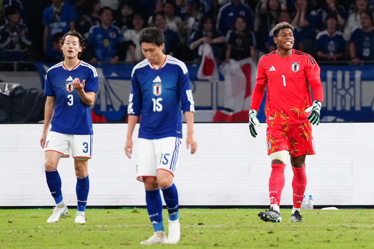 日本対ニュージーランド　前半、オールドに同点ゴールを決められた、右からGK鈴木彩艶、鎌田大地、瀬古歩夢（撮影・江口和貴）