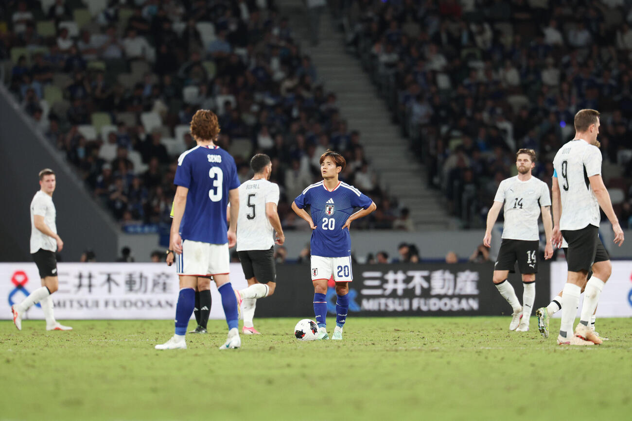 日本対ニュージーランド　前半、同点後ゴールを決められ、腰に手をやる久保建英（撮影・宮地輝）