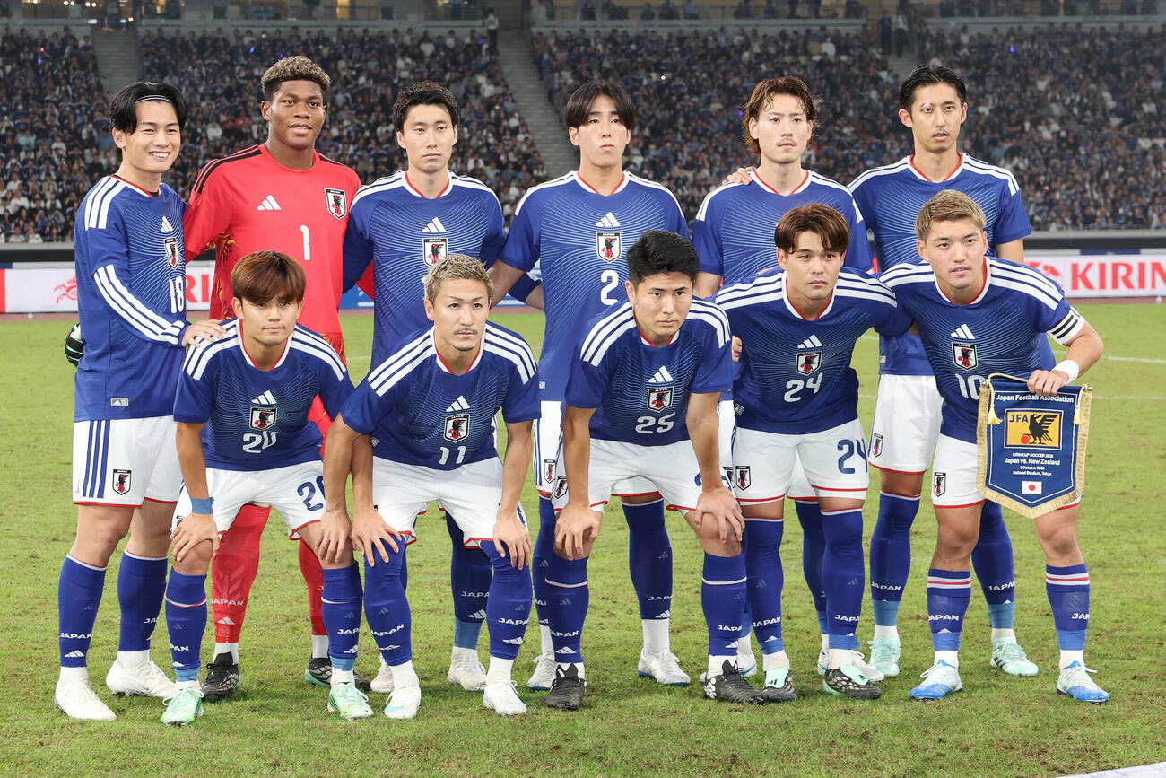 日本対ニュージーランド　試合前、集合写真に納まる日本のスタメ。前列左から久保建英、前田大然、鈴木淳之介、佐野海舟、堂安律、後列左から上田綺世、GK鈴木彩艶、鎌田大地、中野就斗、瀬古歩夢、伊藤洋輝（撮影・宮地輝）