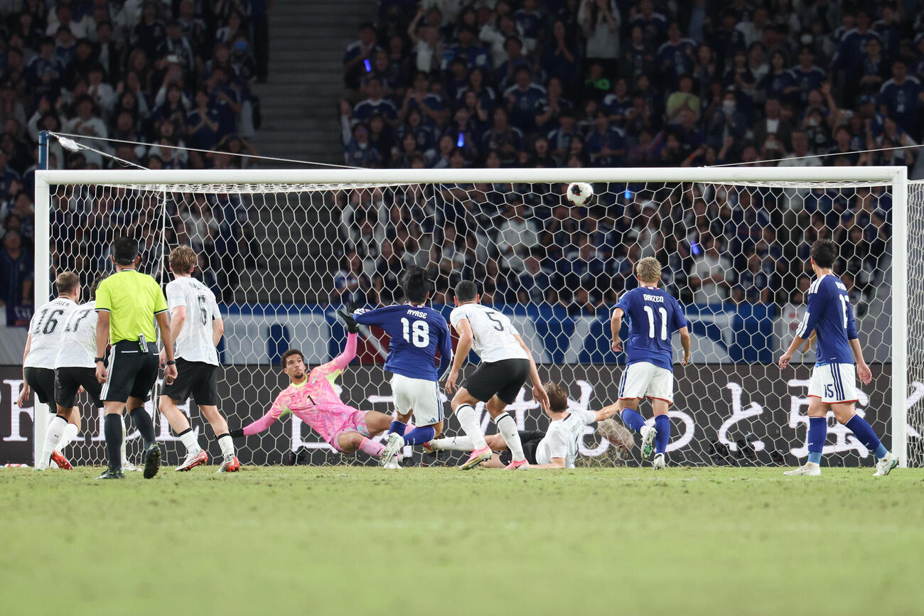 日本対ニュージーランド　前半、先制ゴールを決める上田綺世（18）（撮影・宮地輝）