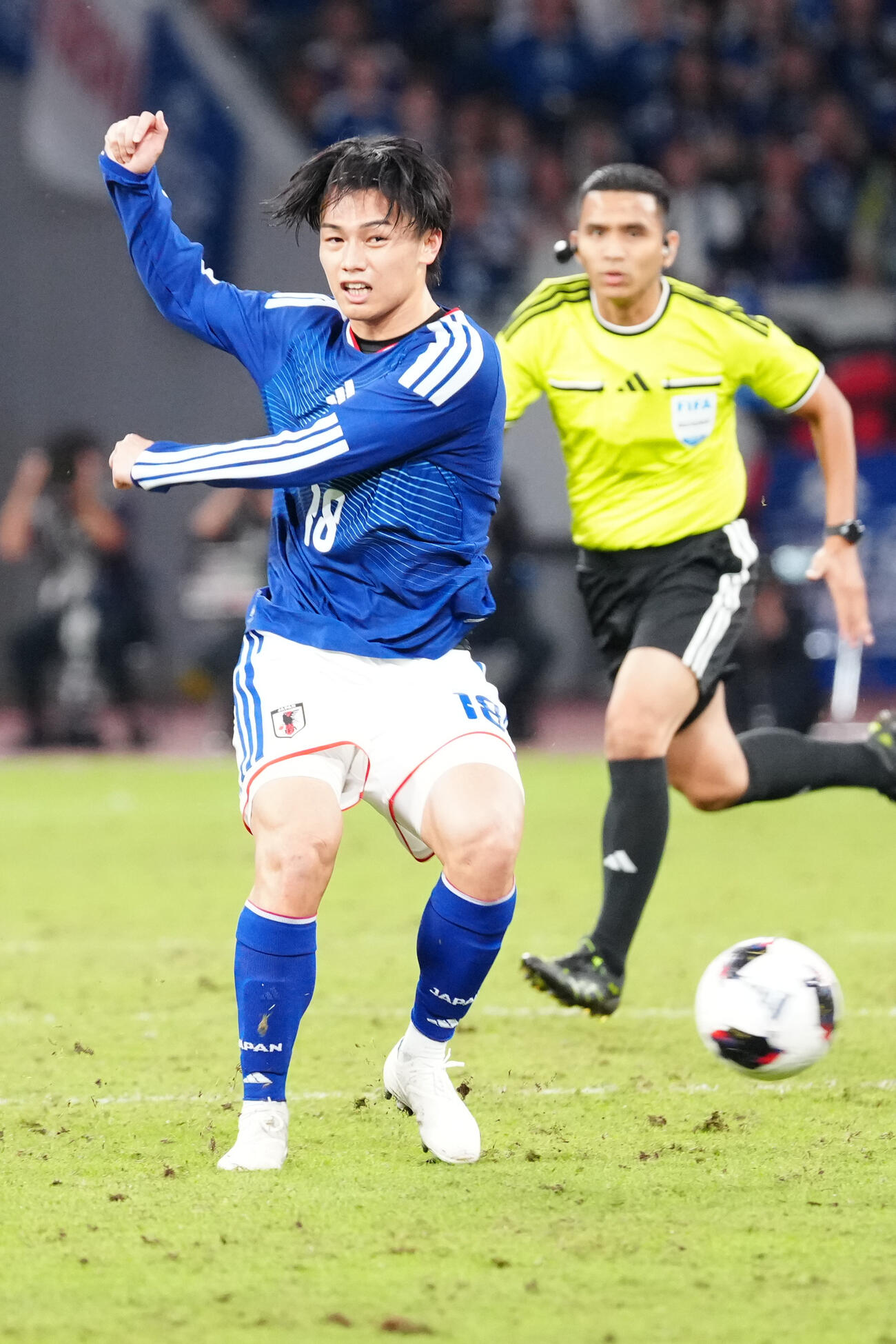 日本対ニュージーランド　前半、パスを出す上田綺世（撮影・江口和貴）